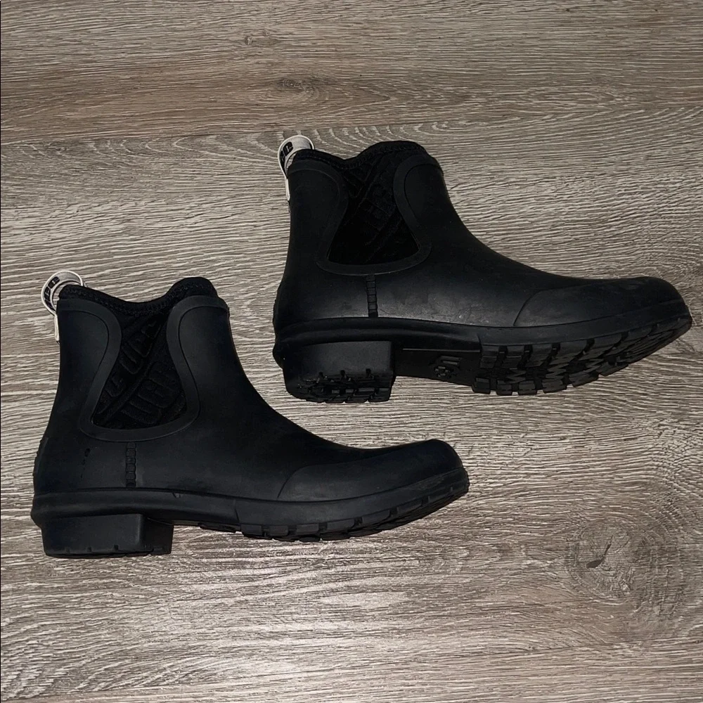 Ugg Black Ankle Rain Boots Sherpa lined spring size 6 casual shoes chevonne